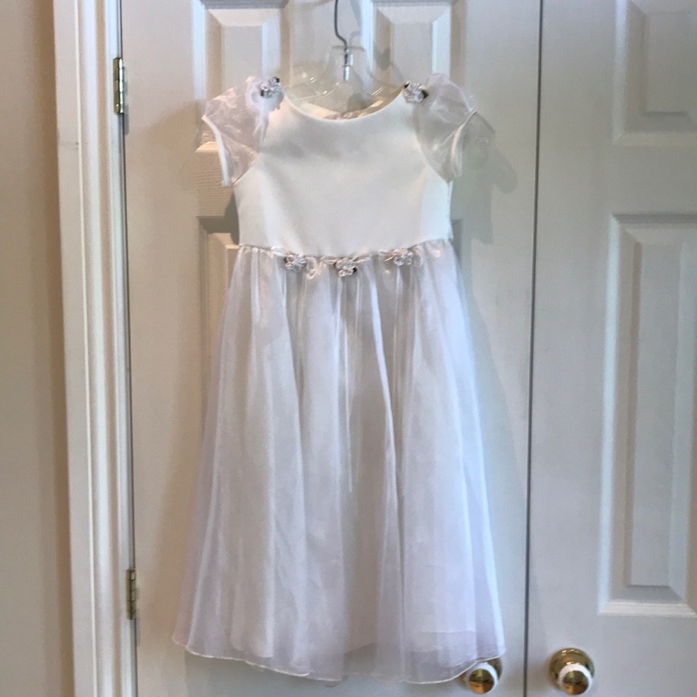 Beautiful Girls White Satin Formal Dress size 5/6